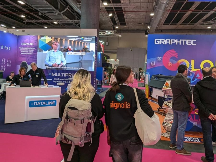 Vêtement d’entreprise personnalisé avec le logo Signolia lors du salon de l’impression et de la communication visuelle.