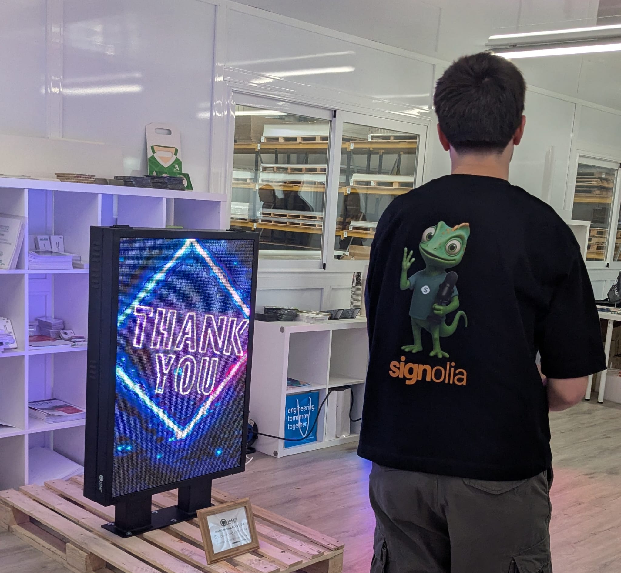 T-shirt personnalisé avec impression DTF du personnage Signolia dans un environnement professionnel.