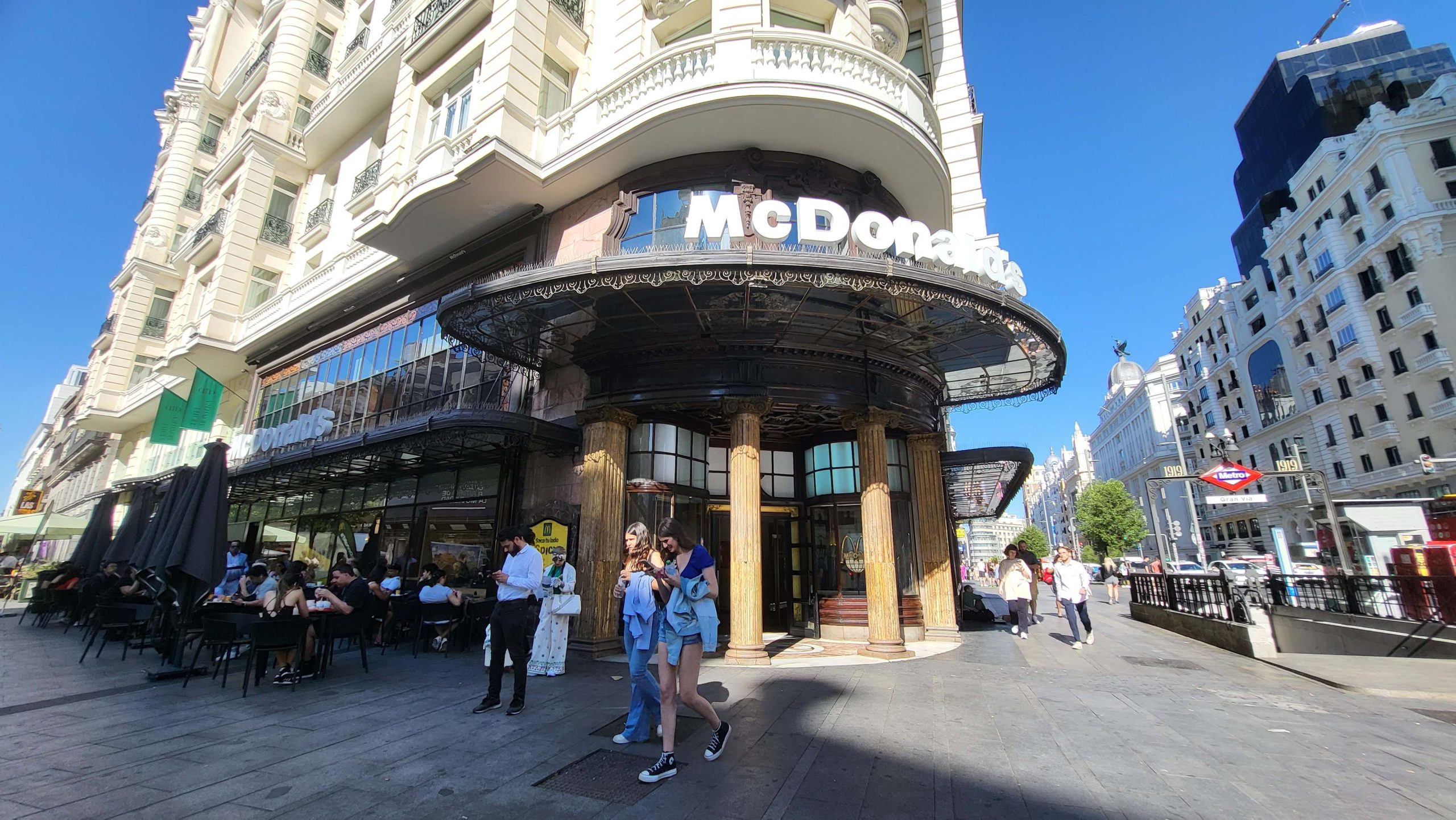 Restaurante McDonald's na Gran Vía de Madrid, com letreiro corporativo integrado na fachada de um edifício histórico, um exemplo de identidade gráfica urbana.