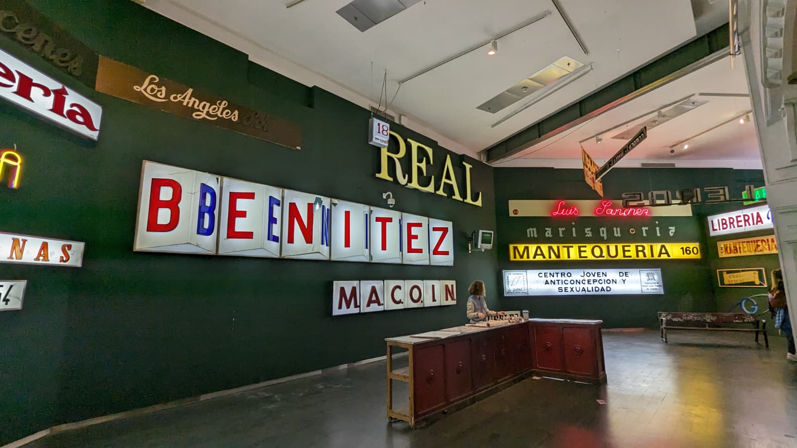 Sala de Centro (Madrid) com letreiros comerciais recuperados pelo coletivo Paco Graco, uma instalação sobre identidade gráfica urbana.