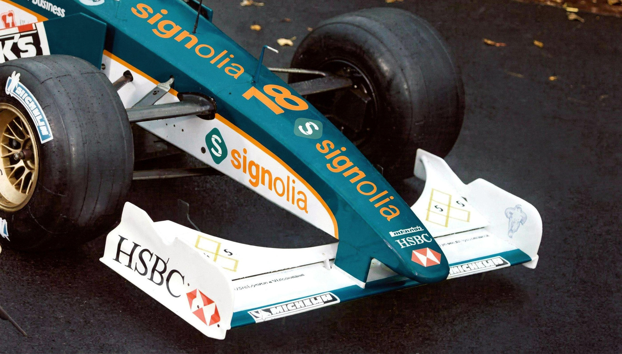 Imagem gerada por IA de um carro de corrida com letras e logótipos de patrocinadores na asa dianteira e na carroçaria.