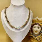 collana artigianale con catena e perla barocca