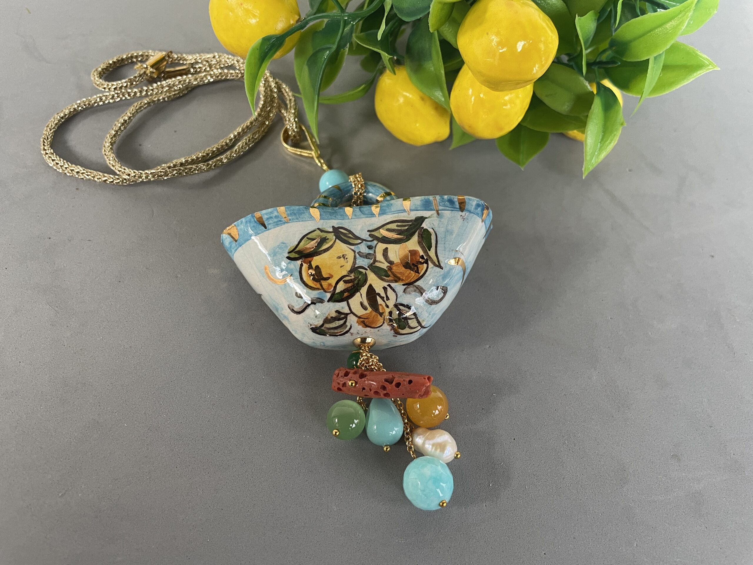 ciondolo siciliano di ceramica di Caltagirone dipinta a mano