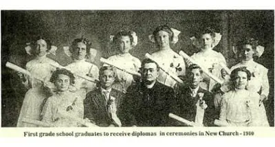 Esta imagen es de los primeros estudiantes en recibir diplomas de la Escuela St. Joseph en 1910.