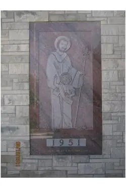 La piedra angular y esta hermosa placa de granito rojo de St. Joseph se colocaron en 1951 al comienzo de la construcción del edificio escolar actual.