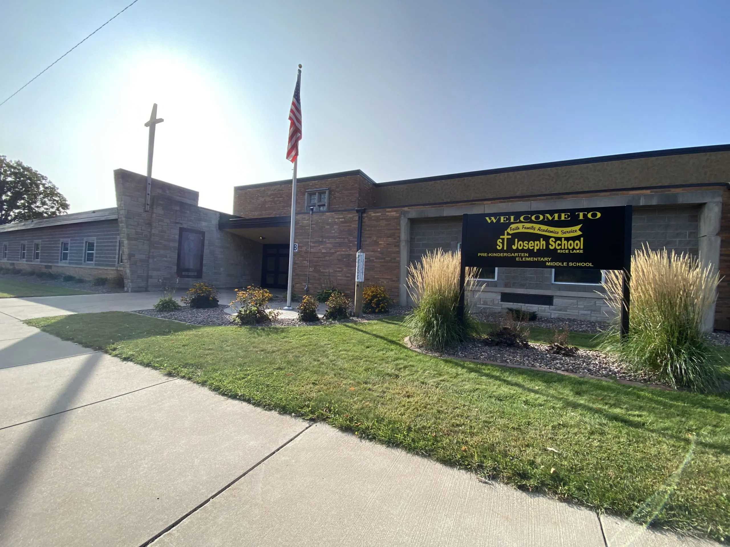 Esta imagen es la vista actual de la entrada de la oficina principal del edificio escolar actual. Esta fotografía fue tomada en septiembre de 2020.