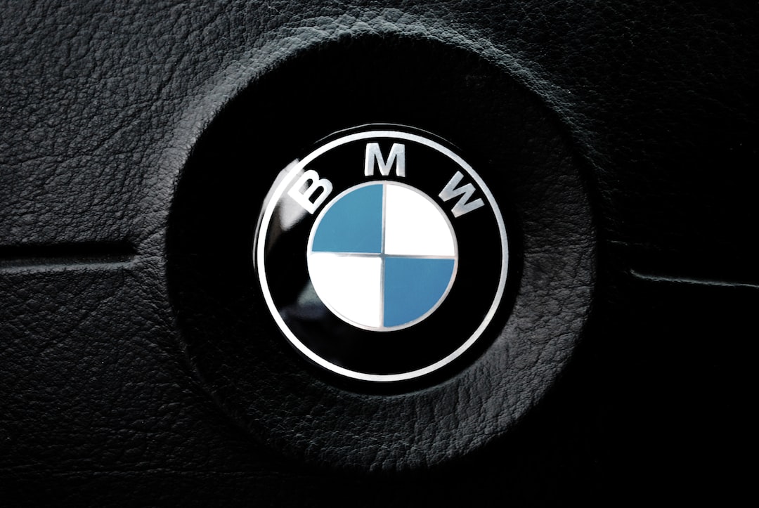 Logo Bmw sul cruscotto di un'auto.