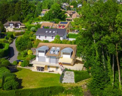 Bel appartement confortable pour les familles avec une grande terrasse dans le jardin à Blonay