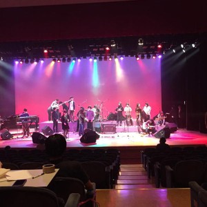 现场乐队表演