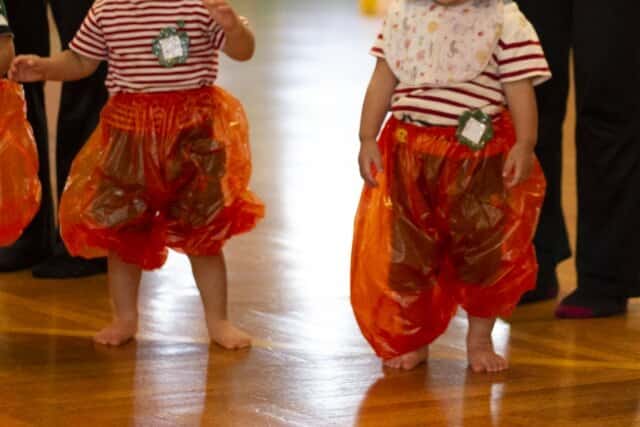 ビニールで作った衣装を身にまとう子供たち