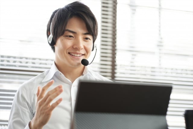 タブレットでセミナーを受講する男性