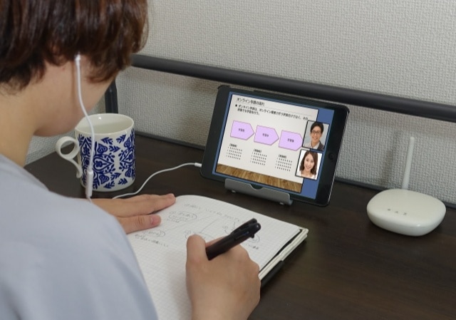 オンラインセミナーを受講する男性