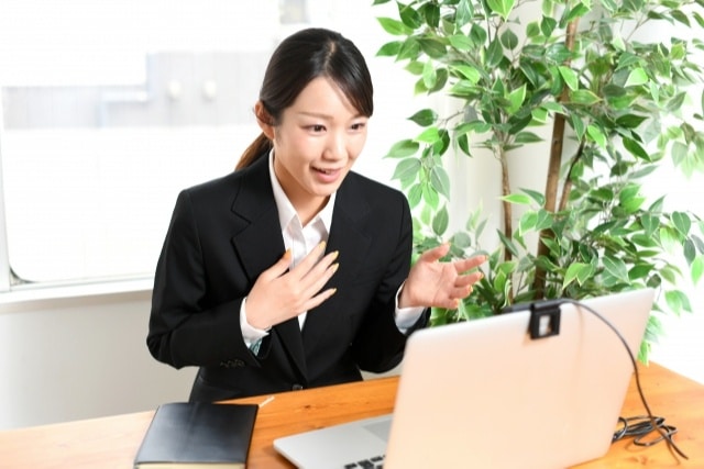 接受新员工培训的女员工