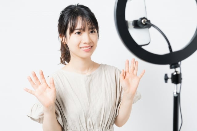 女子用智能手机拍照