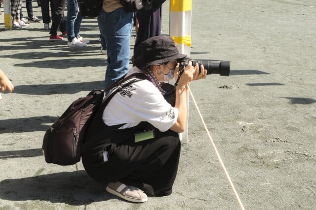 一眼レフを構える女性