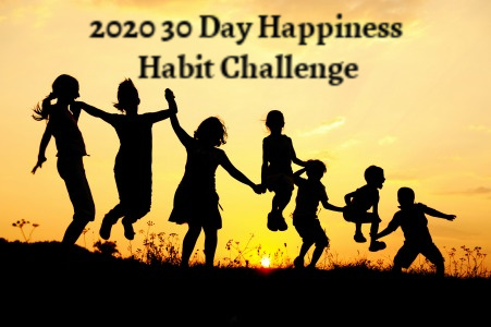 Silouettes de niños saltando contra un cielo amarillo al atardecer / amanecer. El texto dice: Desafío de hábitos de felicidad de 30 días 2020
