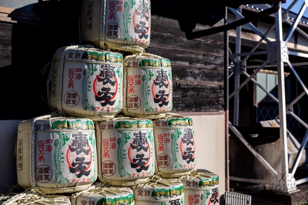 奉納した酒樽を積み上げてある