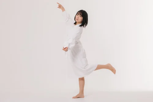 片足立ちの女性