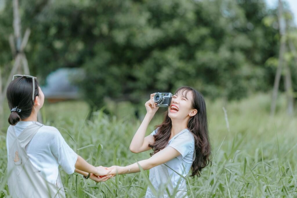 カメラで撮影する女性二人