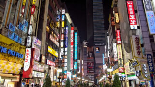 新宿歌舞伎町の新宿総鎮守・花園神社：芸能の聖地、都会に息づく信仰