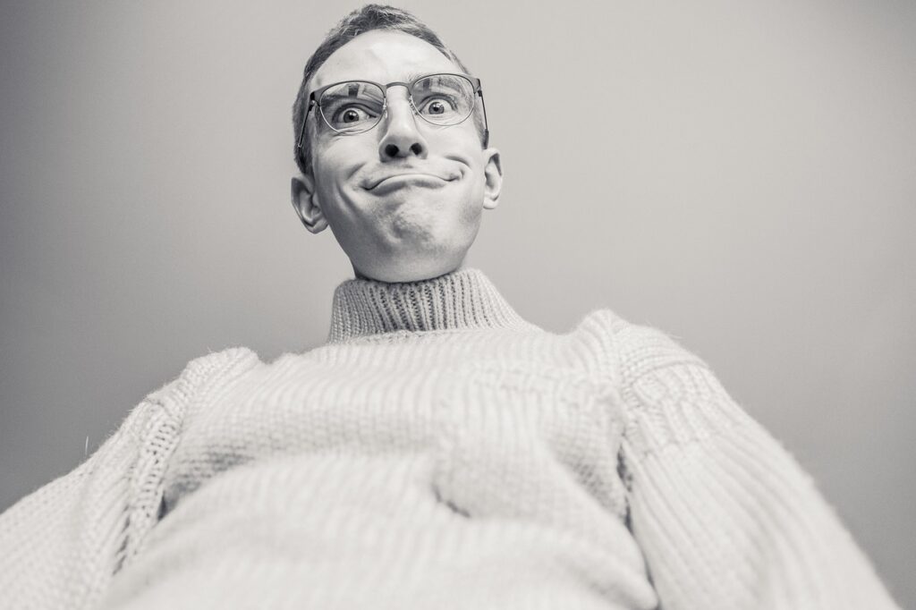 変な顔をする男性