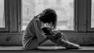 孤独エネルギーの正体は思い込み。他人の思考から自分を守る科学的対処法