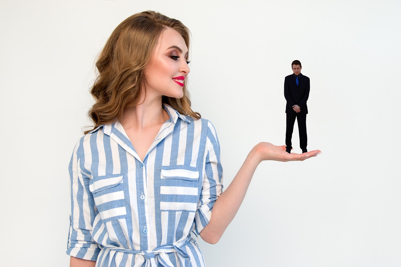 女性が手の平に男性をのせる