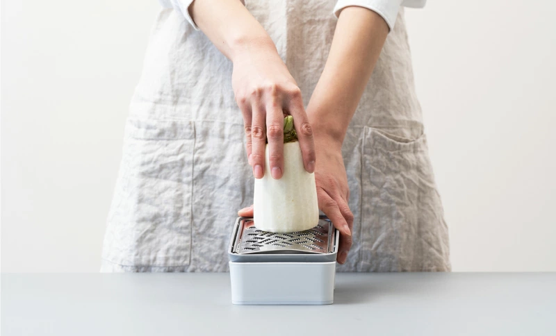 大根をおろす女性