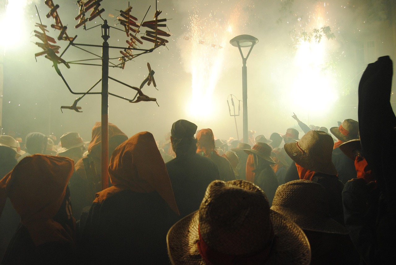 花火を楽しむ人々