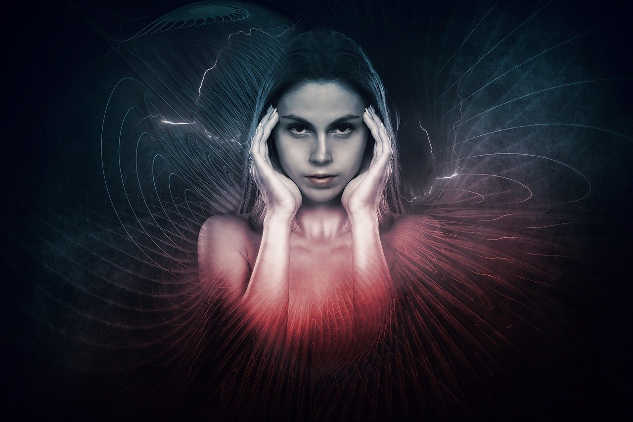 両手で顔を押さえて見つめる女性