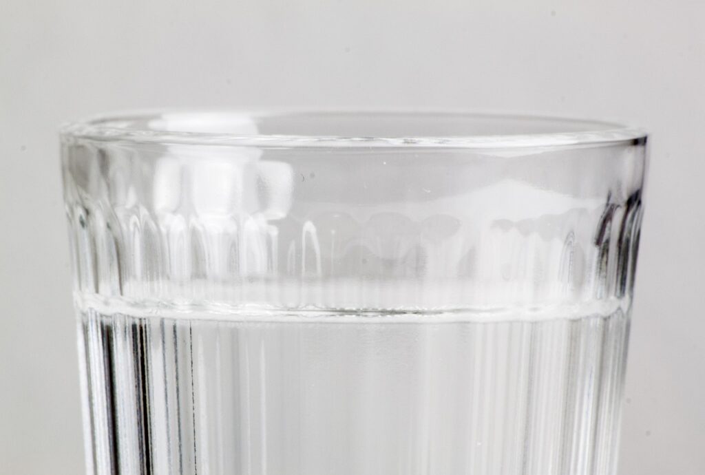 水が入っている透明なガラスコップ