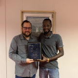 Eric Dulong remettant un certificat de fin d’études à un participant lors d’une cérémonie de développement du leadership