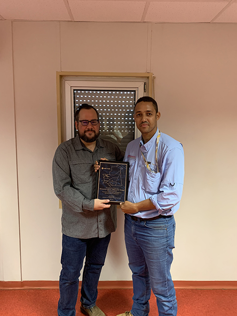 Eric Dulong remettant un certificat de fin d’études à un participant lors d’une cérémonie de développement du leadership