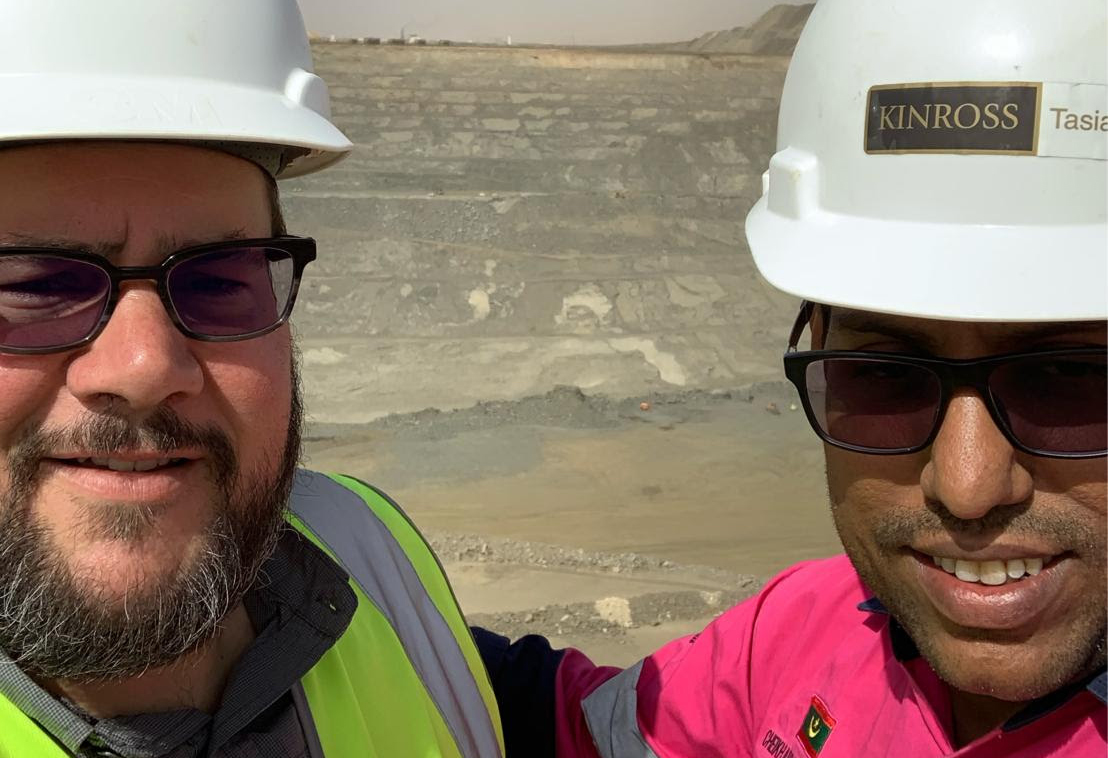 Eric Dulong coachant un participant lors d’un programme de développement du leadership sur place