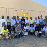 Eric Dulong avec des dirigeants le jour de la remise des diplômes après avoir terminé un programme de développement du leadership