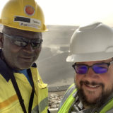 Eric Dulong coachant un participant lors d’un programme de développement du leadership sur place