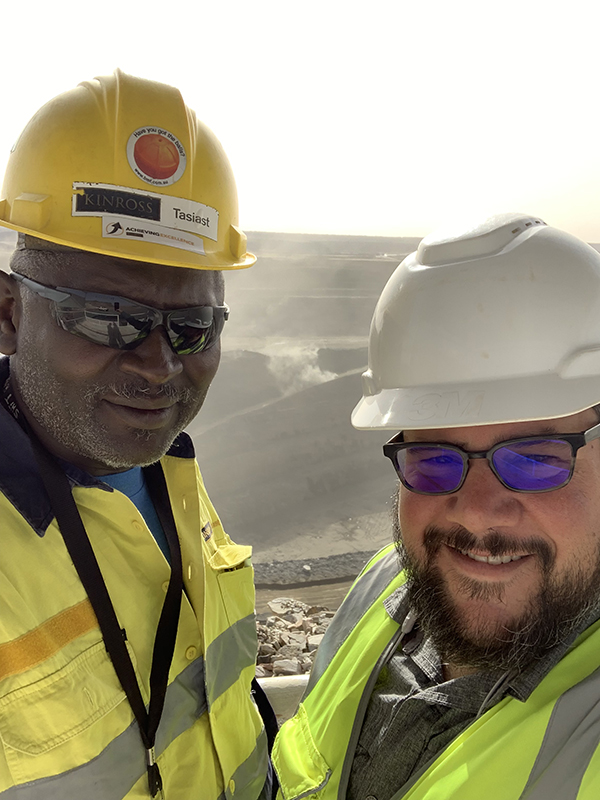 Eric Dulong coachant un participant lors d’un programme de développement du leadership sur place