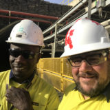 Eric Dulong coachant un participant lors d’un programme de développement du leadership sur place