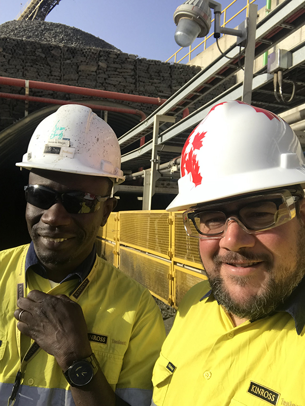 Eric Dulong coachant un participant lors d’un programme de développement du leadership sur place