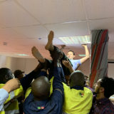 Eric Dulong anime un bootcamp de développement du leadership avec des participants à la mine d’or de Tasiast en Mauritanie