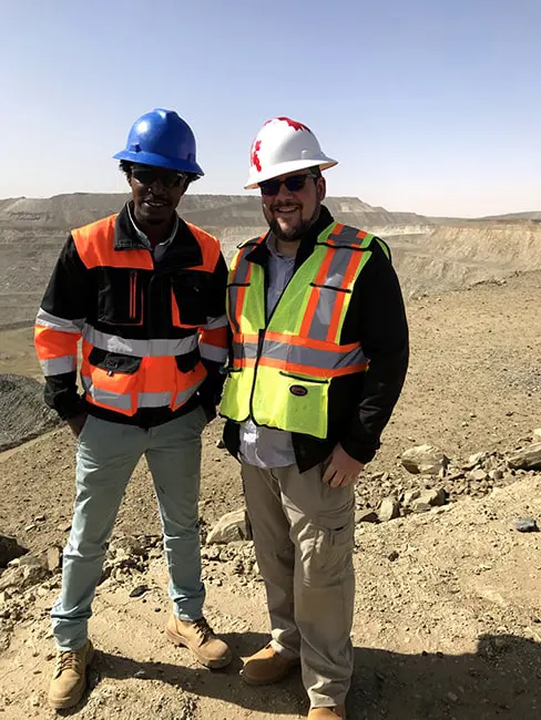 Eric Dulong coachant un participant lors d’un programme de développement du leadership sur place