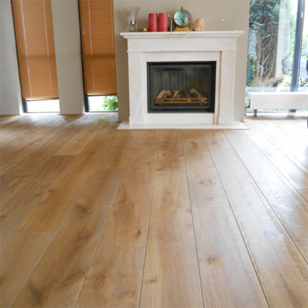 พื้นไม้โอ๊ครมควันในห้องนั่งเล่น