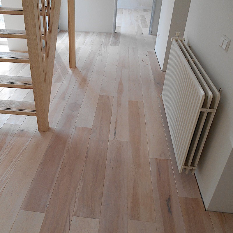 พื้นไม้เมเปิ้ลบริเวณทางเดิน