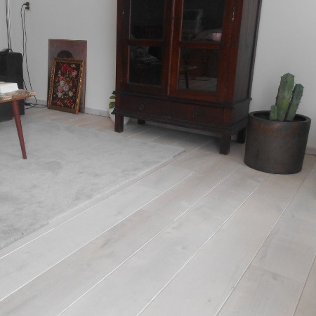 ห้องนั่งเล่นพื้นไม้บีชสีงา (Ivory Beech Flooring)