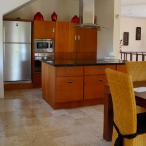 Cocina con suelo de arce