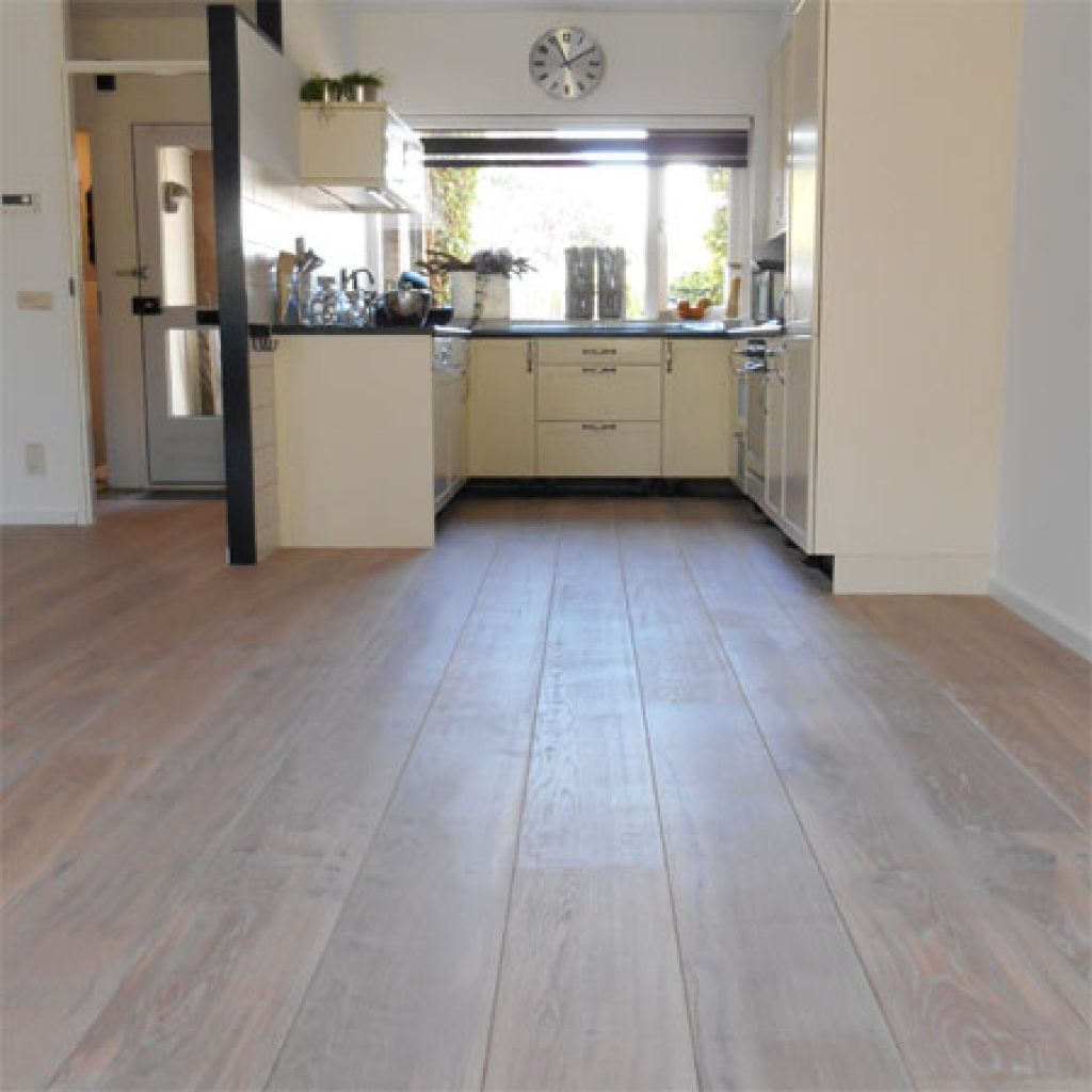 พื้นไม้โอ๊ครมควันในห้องครัว