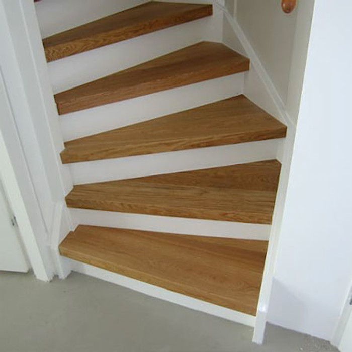 बिल्कुल सही लकड़ी की सीढ़ी फर्श