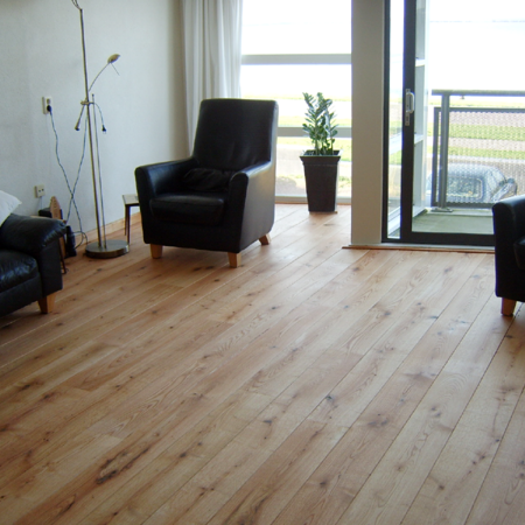 ห้องนั่งเล่น ลักษณะพื้นไม้เกรด BC