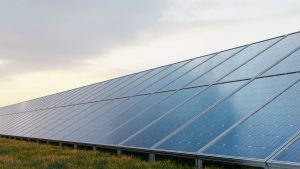 Painéis solares de energia contra o fundo do céu azul.