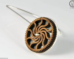 Pendientes de madera con engranajes